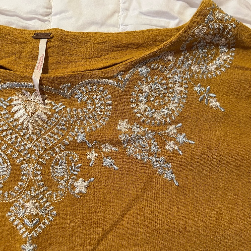 Loose fitting, slightly cropped, beautiful free people top! - Picture 3 of 5